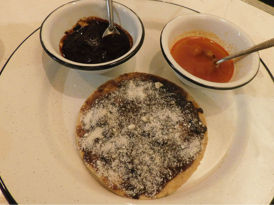 Tosdada de frijoles con queso en Tenxokotl