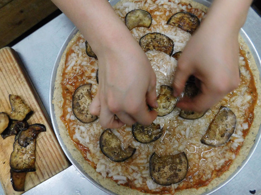 Pizza de harina integral y berenjenas en Akarma Vegan