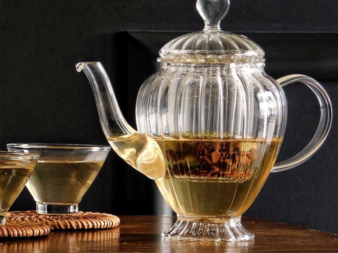 blend-de-te-se-sirve-con-flores-copa