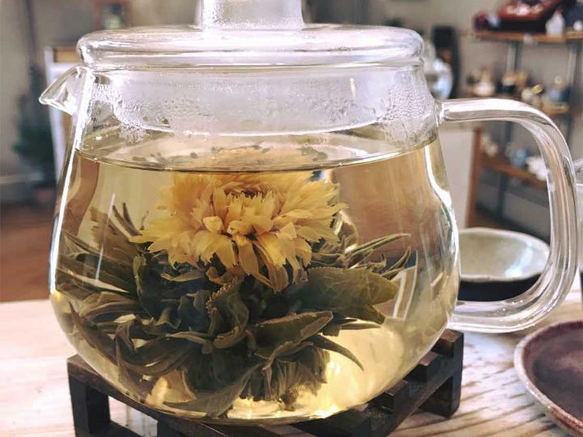 blend-de-te-se-sirve-con-flores-flores