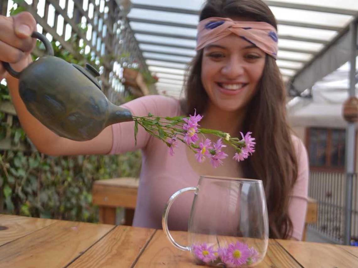 blend-de-te-se-sirve-con-flores-mujer-flores
