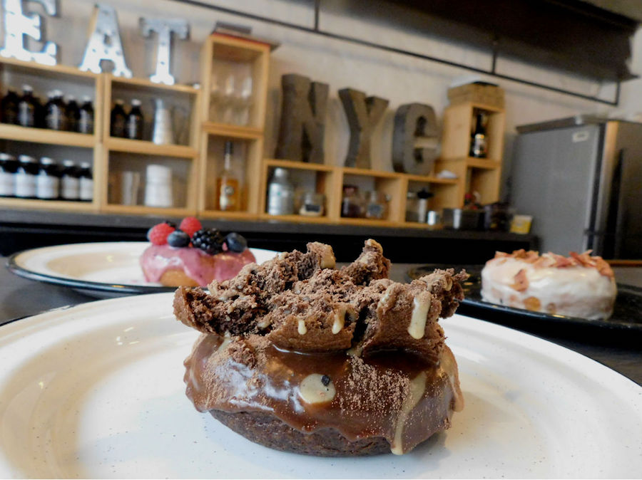 Donas glaseadas con chocolate de Mad Dona