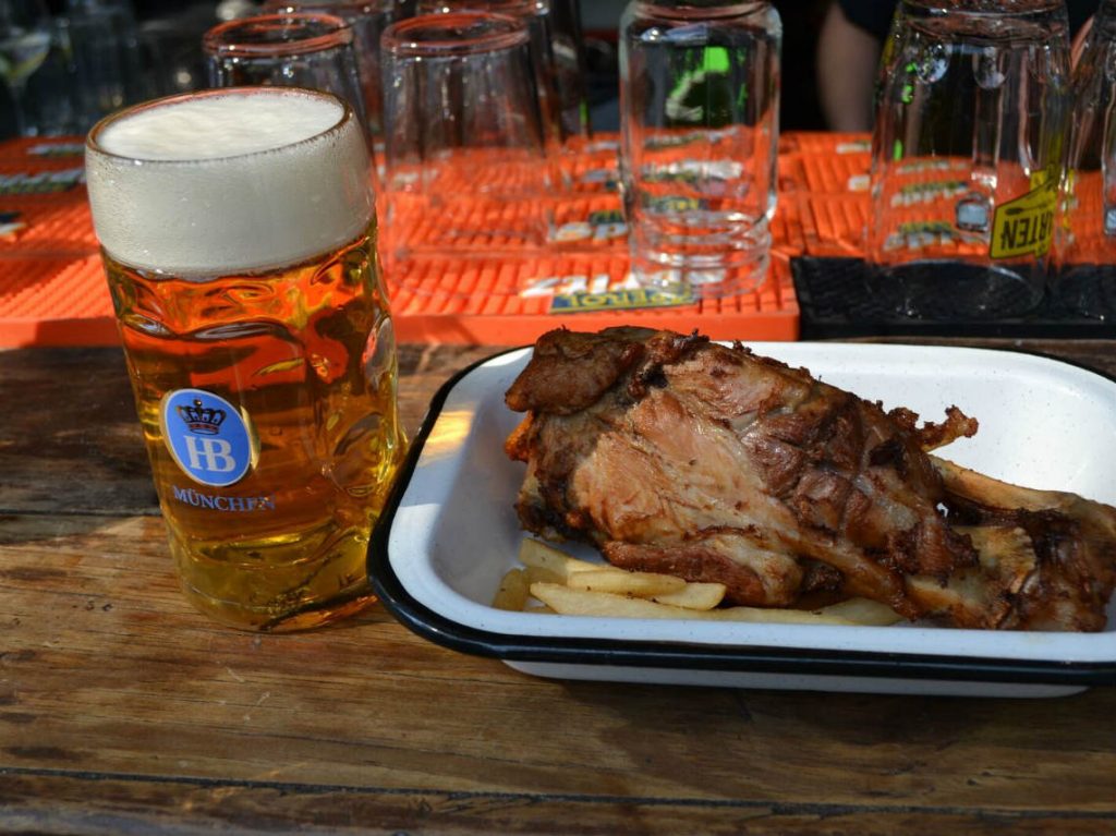 festeja el oktoberfest 2018 en biergarten chamorro