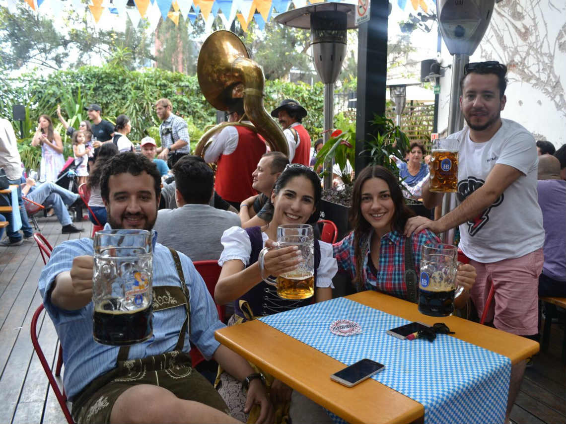 festeja el oktoberfest 2018 en biergarten con amigos