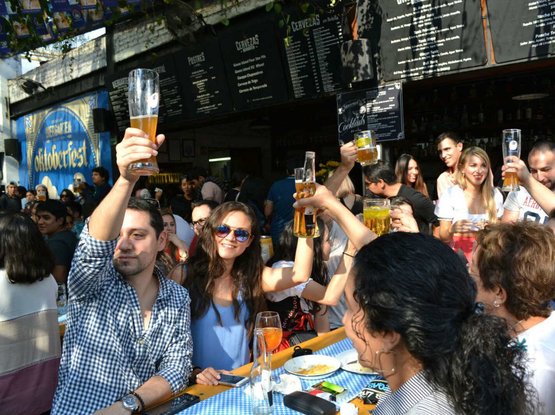 festeja el oktoberfest 2018 en biergarten cuatro tipos de cerveza