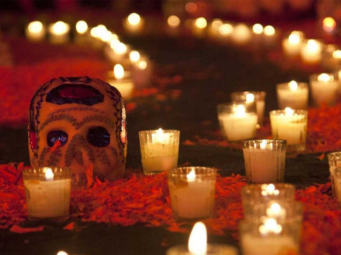 Festival México Vivo y Querido con pan de muerto, antojitos y mariachi