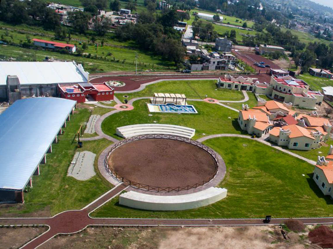 Teoticamp, en Teotihuacán, tiene alberca y lienzo charro.