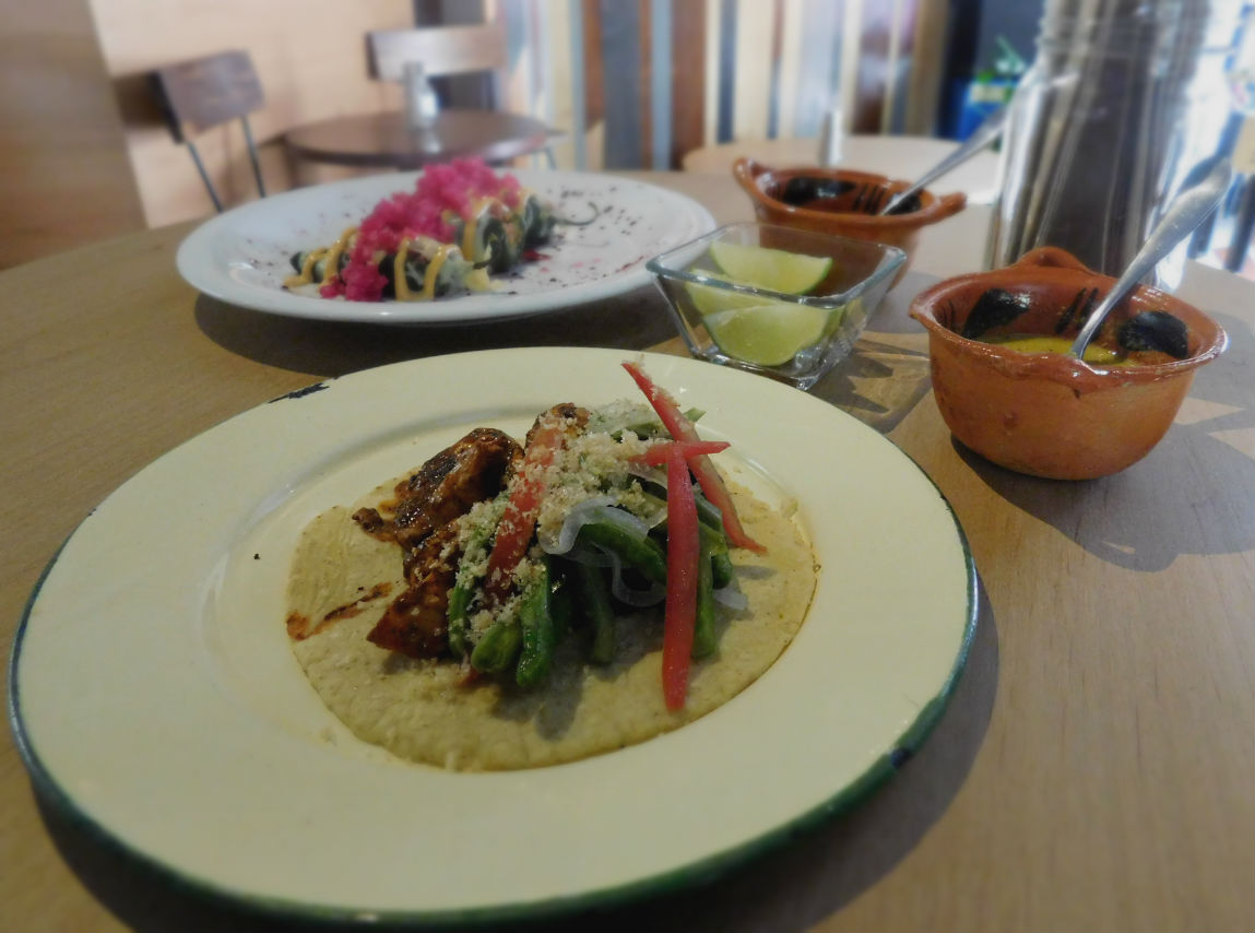 Pescado a la talla servido en Júpiter Cervecería