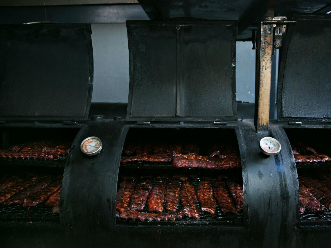 Pinche Gringo Polanco puede preparar hasta una tonelada diaria de BBQ.