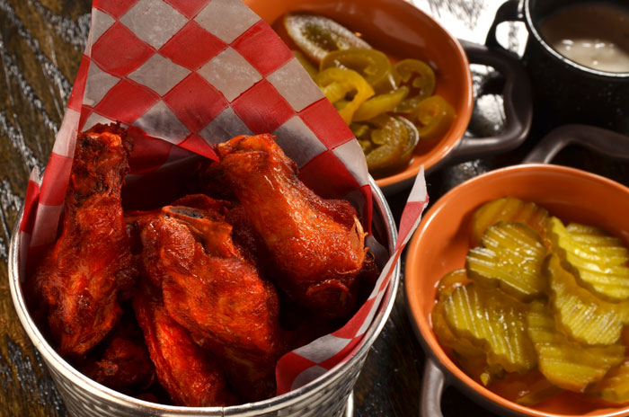 ¿Waffles con pollo frito?, alitas, malteadas, cerveza de barril: ¡Jaxson's lo tiene todo!