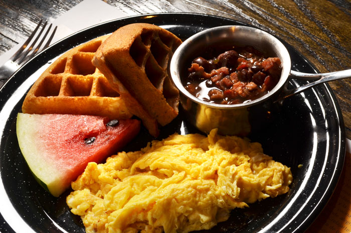 ¿Waffles con pollo frito?, alitas, malteadas, cerveza de barril: ¡Jaxson's lo tiene todo!