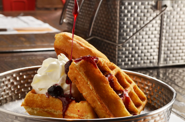 ¿Waffles con pollo frito?, alitas, malteadas, cerveza de barril: ¡Jaxson's lo tiene todo!
