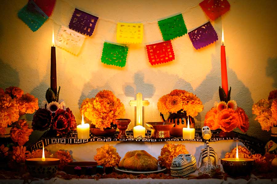 ¡Gran ofrenda de Día de Muertos hecha con latas!