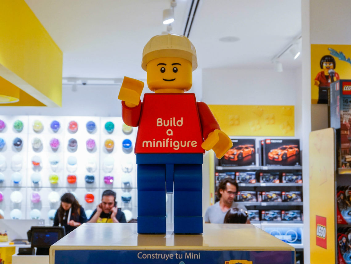 Arma un Halcón Milenario con más de 250 mil bricks de LEGO