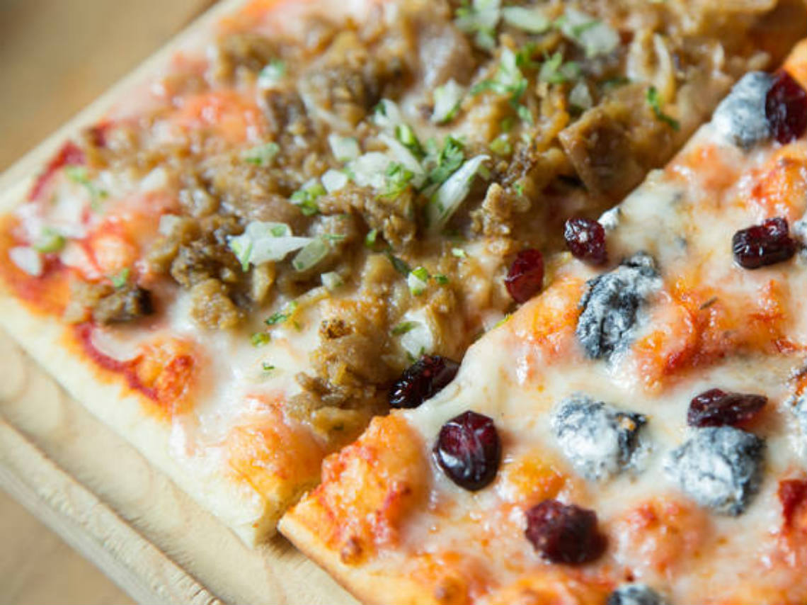 latozza-pizza-pizza-de-tripa-con-chapulines