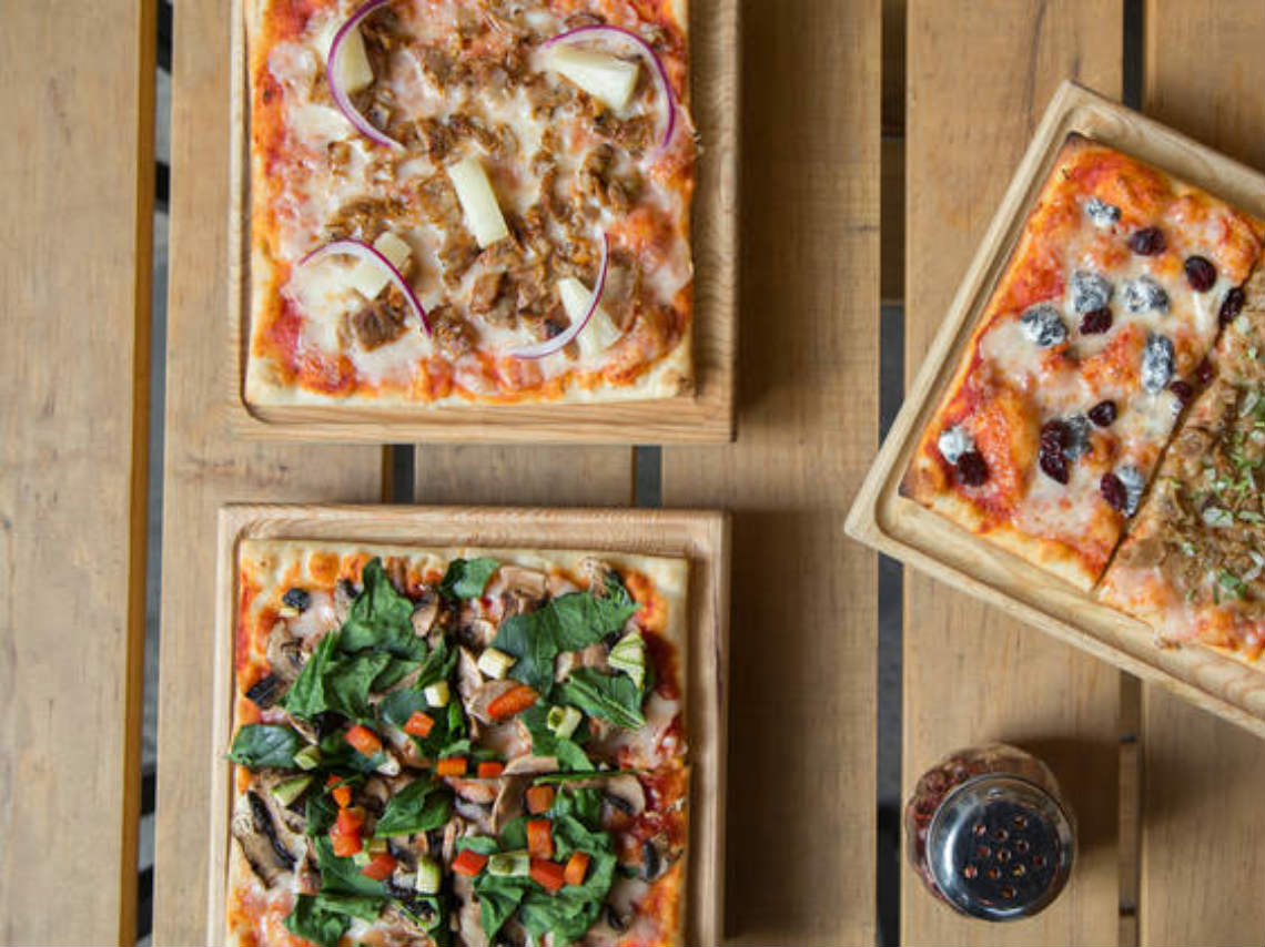 atozza-pizza-pizza-de-tripa-y-carnitas