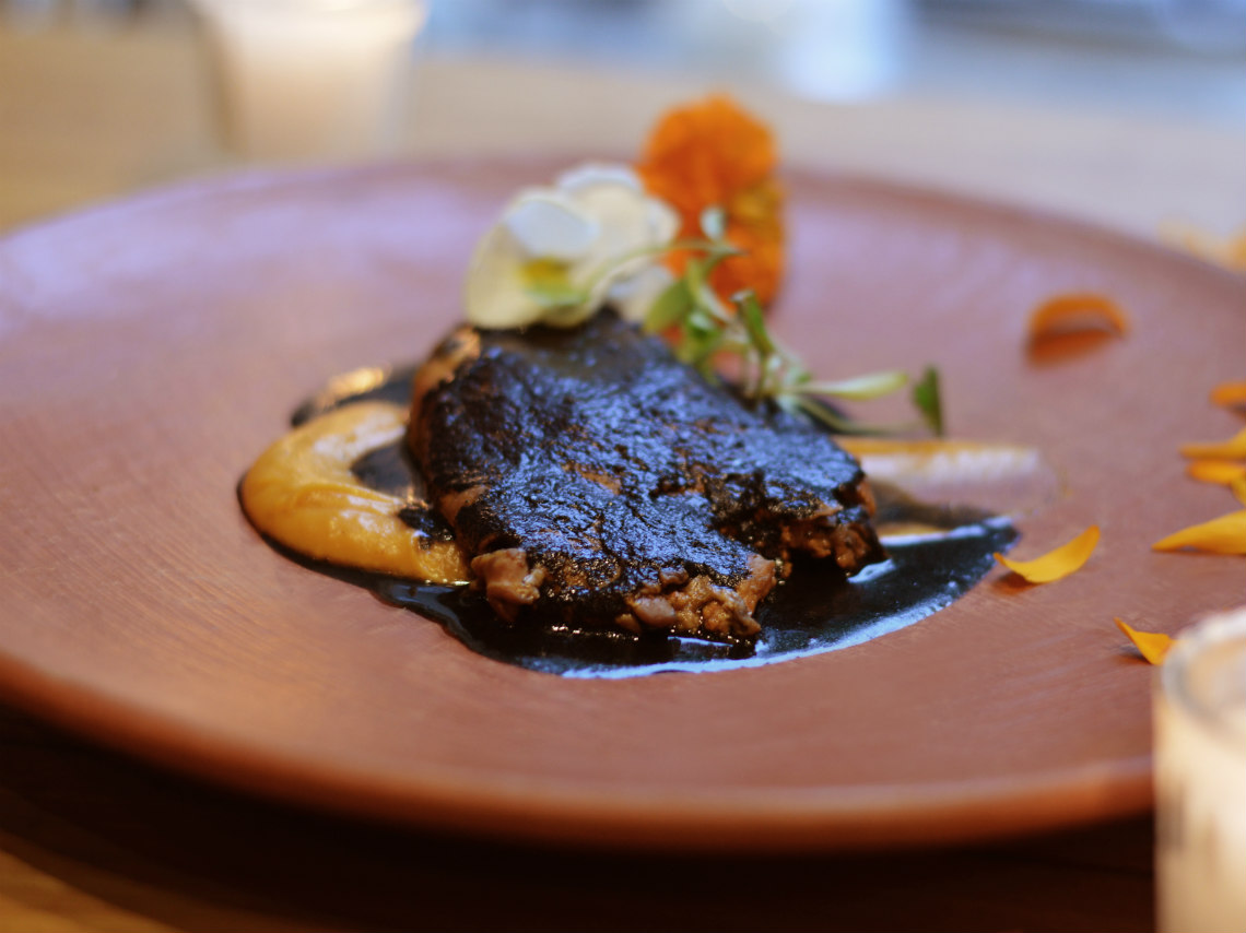 Conejo en adobo en Corazón de Maguey.