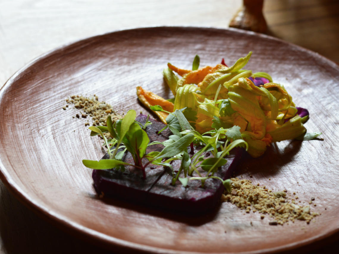 Ensalada de camote y flor de calabaza de Corazón de Maguey.