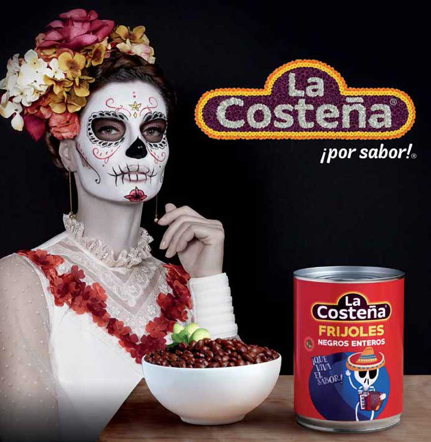 ¡Gran ofrenda de Día de Muertos hecha con latas!