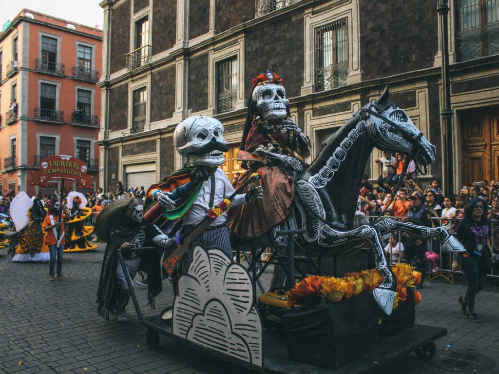 desfile de dia de muertos carros alegoricos