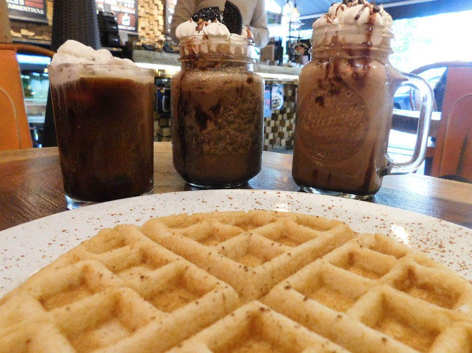 frappe-cold-brew-y-waffle-en-boicot-cafe