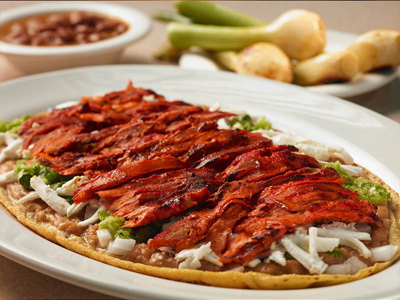 Los mejores desayunos con carne al pastor: huarache con carne al pastor.