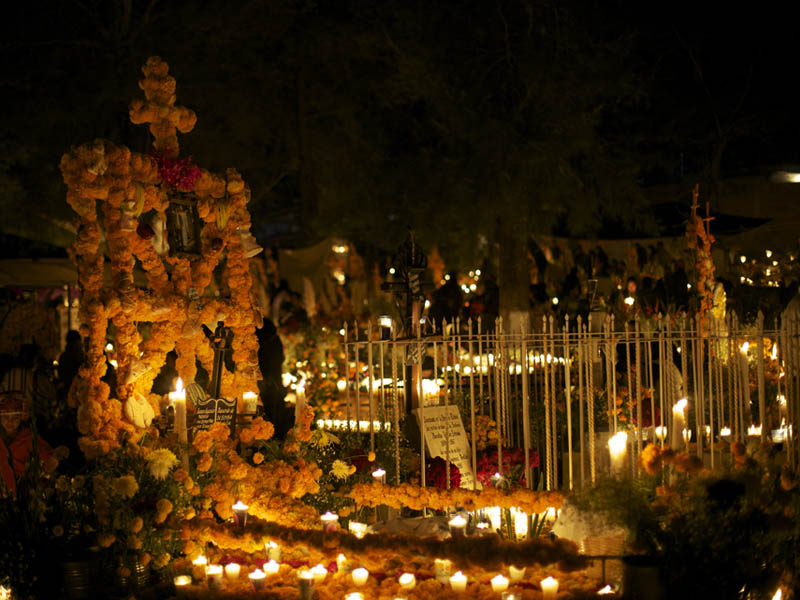 Ofrenda con cempasúchil, de Pátzcuaro