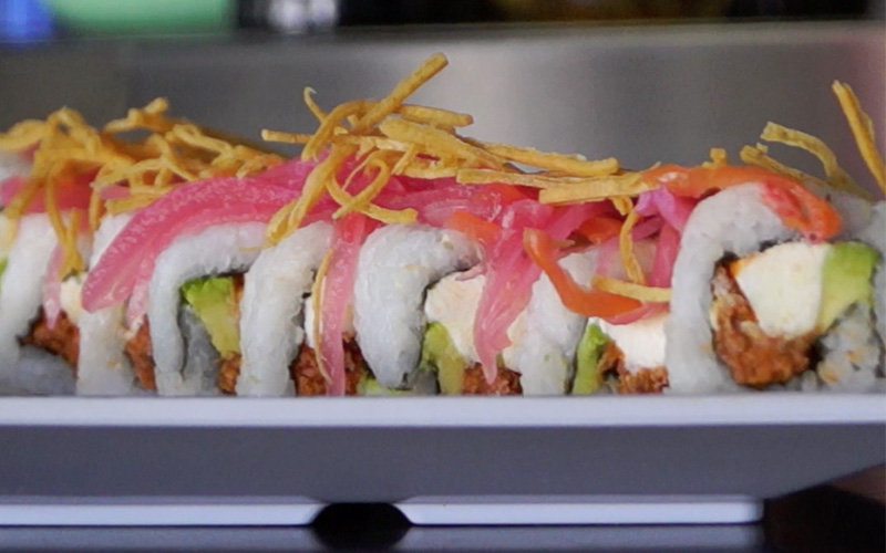 Corner de sushi, rollo con juliana de tortilla.