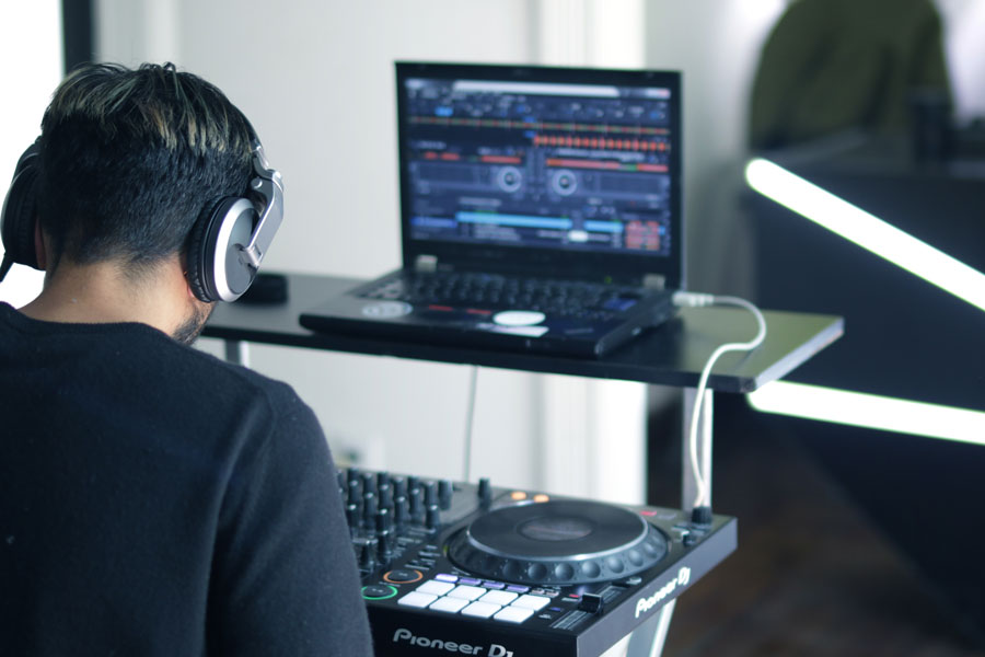 ¿Fan de la música electrónica? Inicia como Dj y productor en El Bedroom