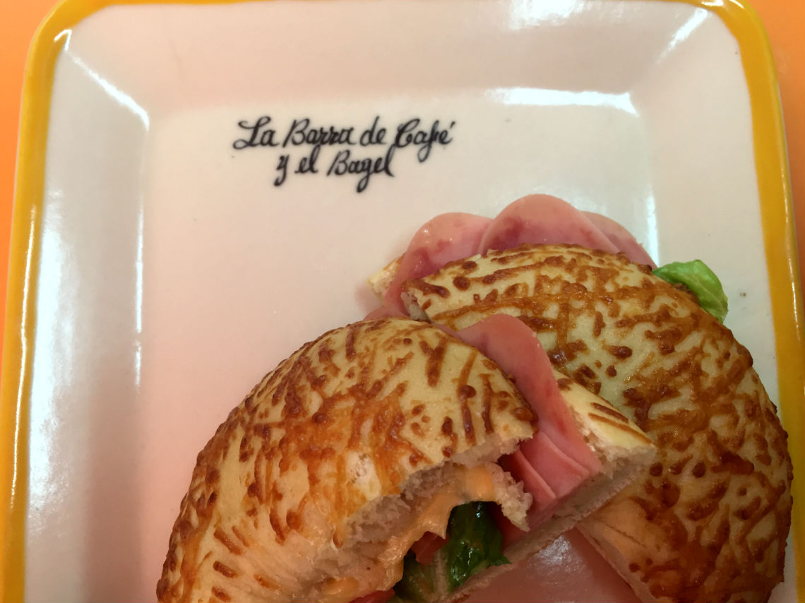 bagel-ligero-desde-la-barra-de-bagel-y-cafe