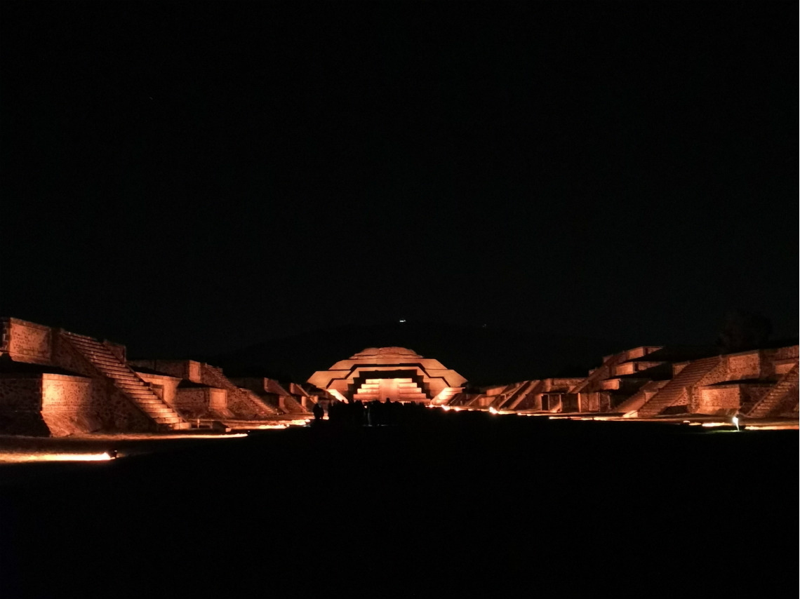 Experiencia nocturna en Teotihuacán camino