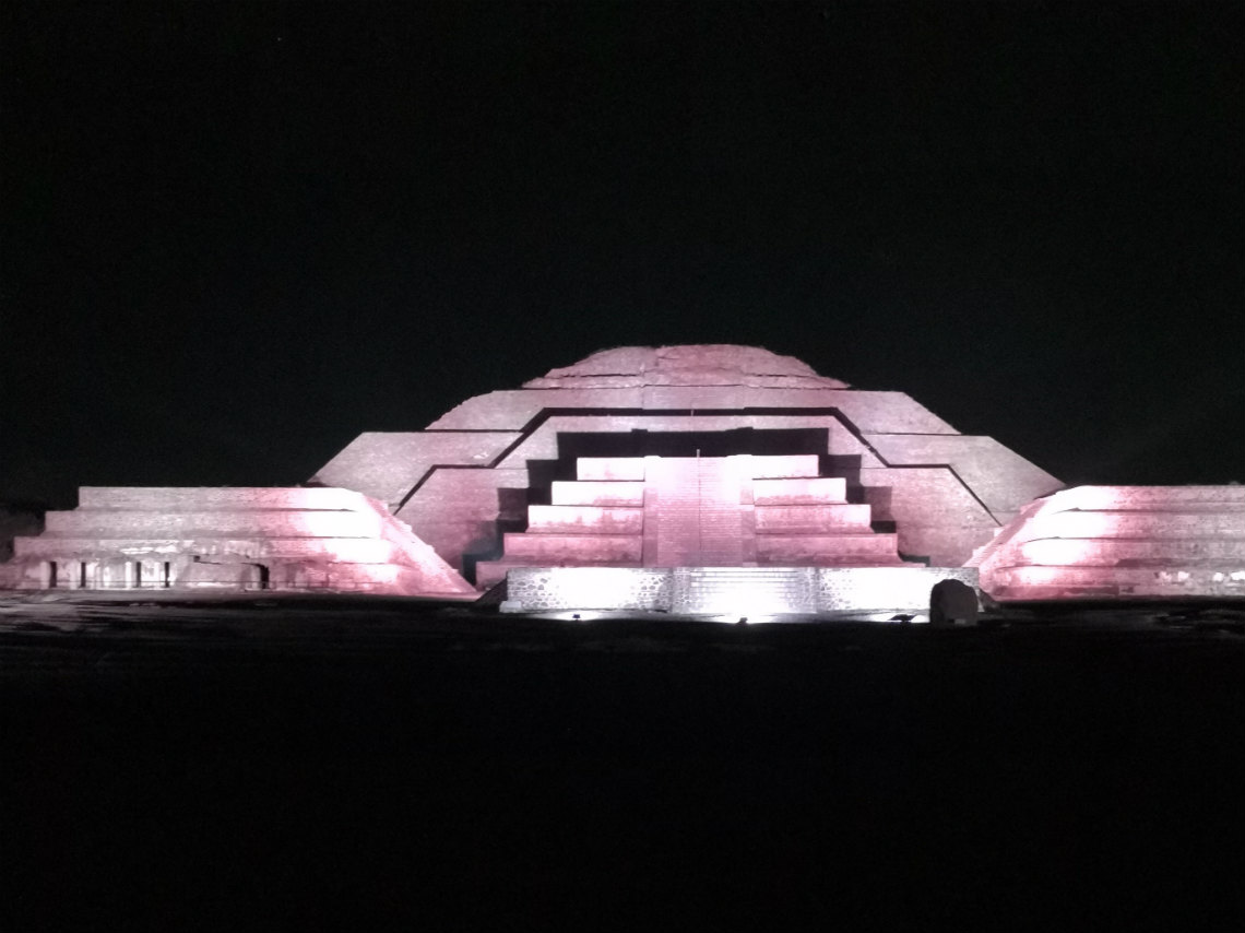 Experiencia nocturna en Teotihuacán iluminado