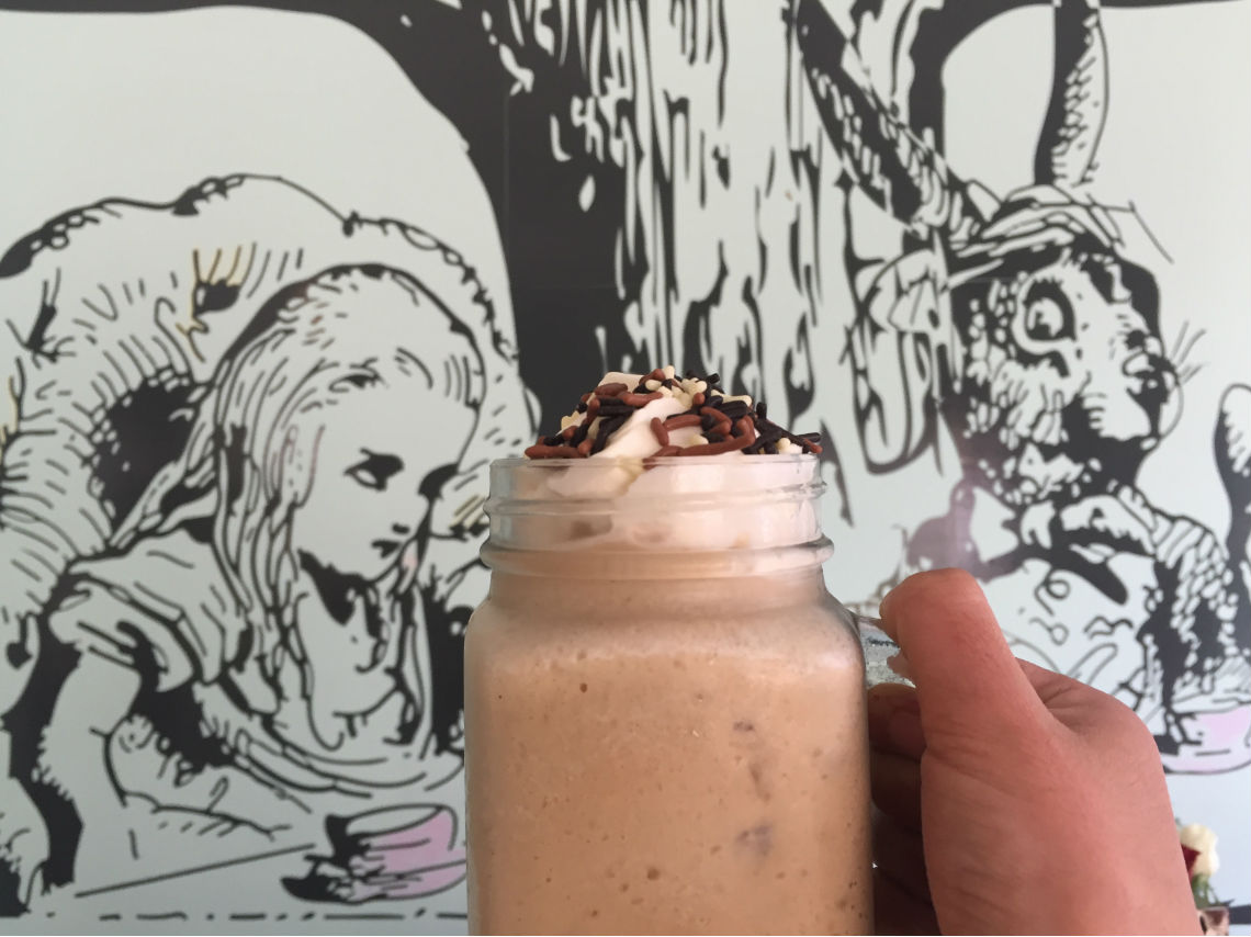 prueba-el-frappe-cafe-en-down-the-rabbit-hole