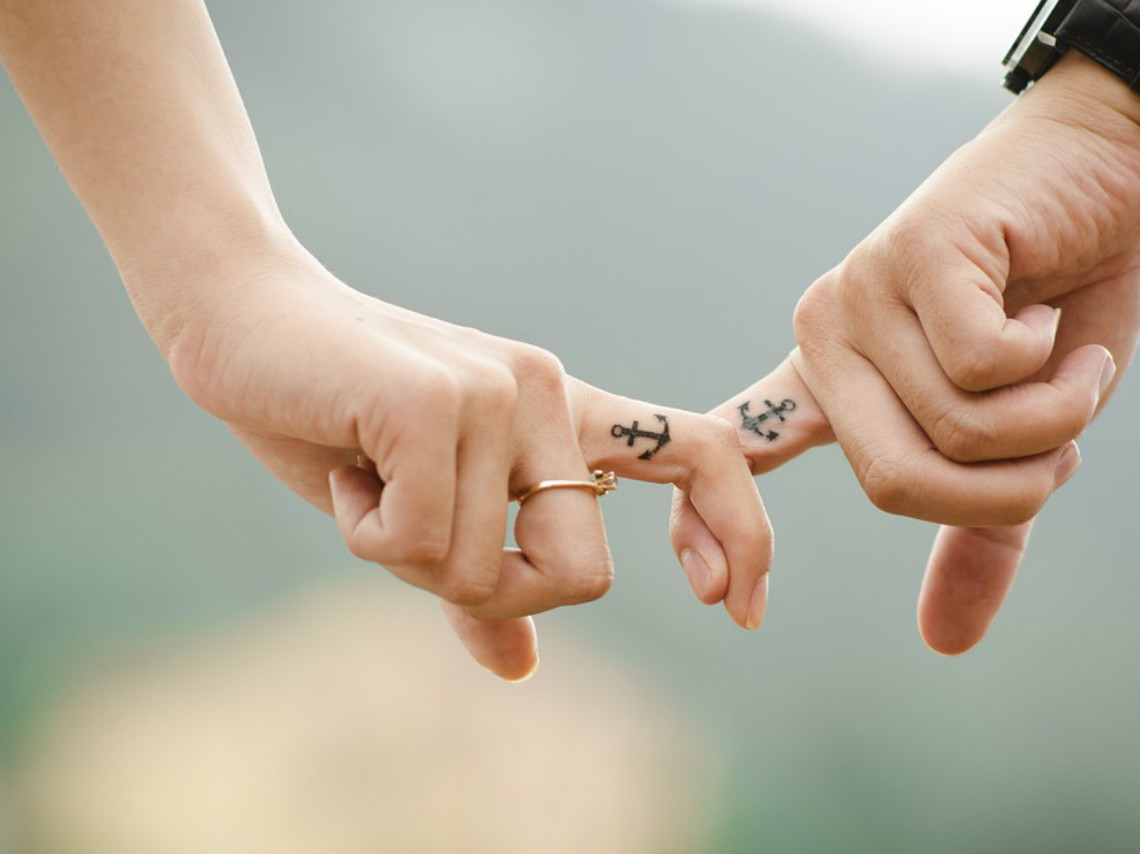 5 Lugares calientitos para conocer con tu pareja manos