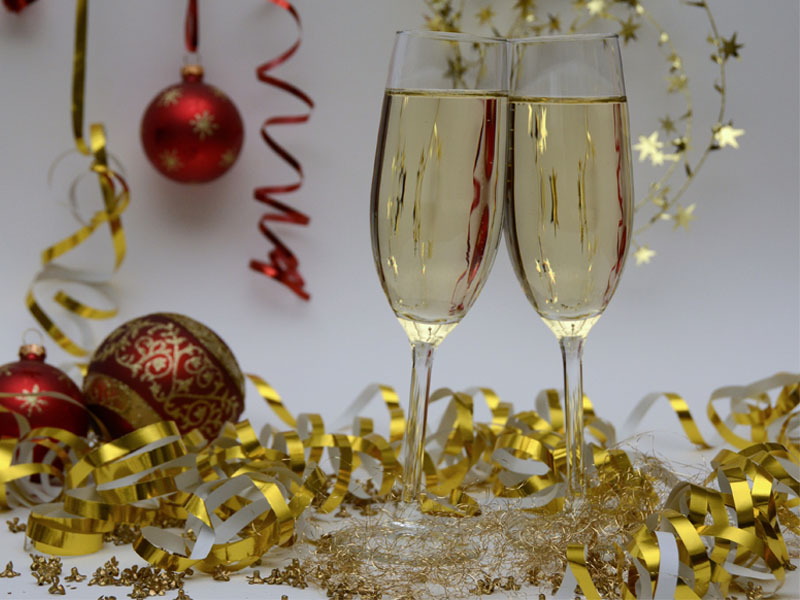 Copas de champagne, con adornos navideños.