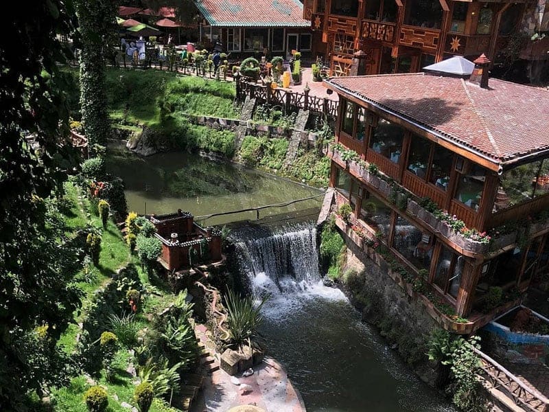 Restaurante con cascada natural