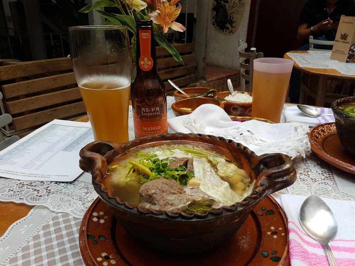 Mole de olla, pancita y más caldos anticrudas en Las Sanadoras