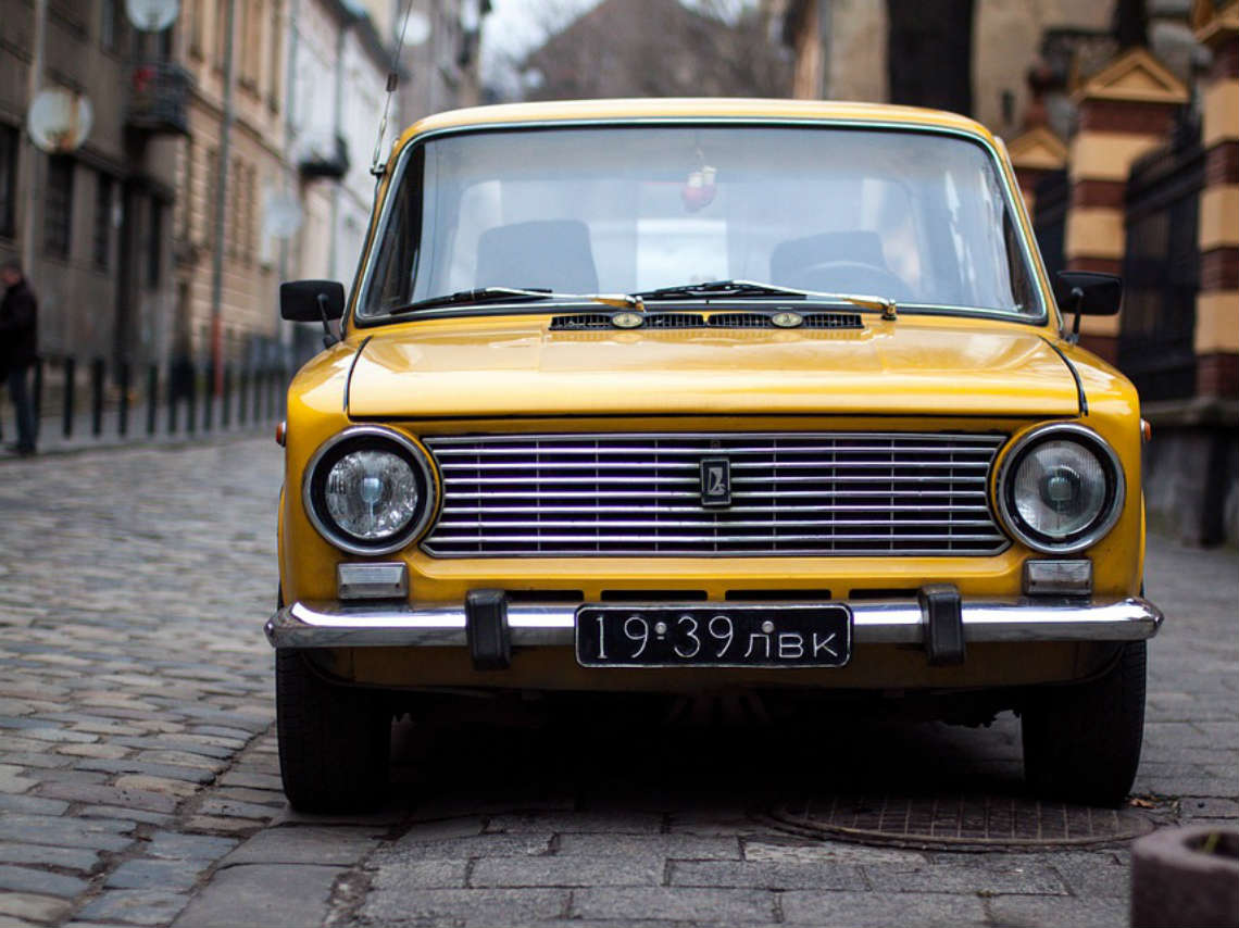 Somos Custom 2019 coche amarillo