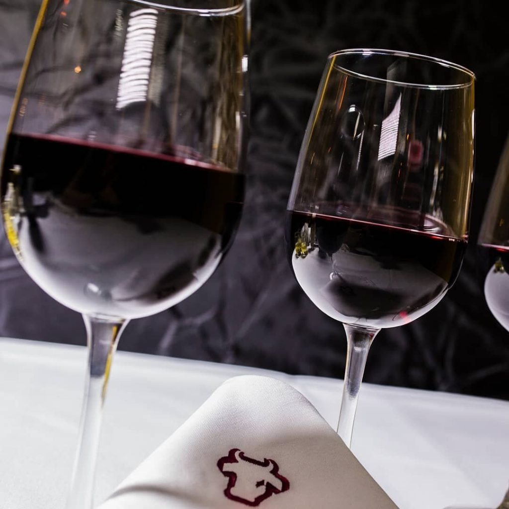 Cortes de carne, vino y flores: ¡la mejor cena para San Valentín!