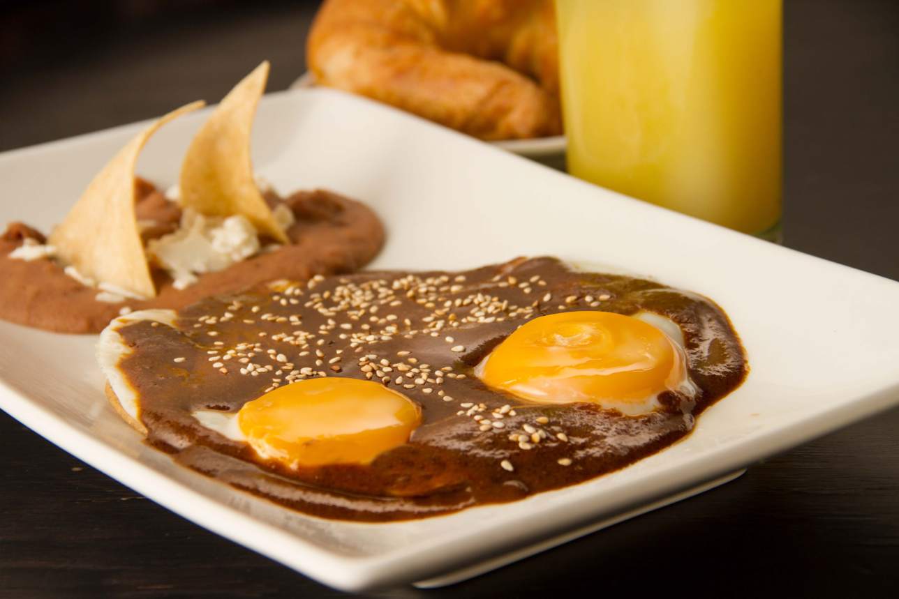 barrio tinto huevos con mole