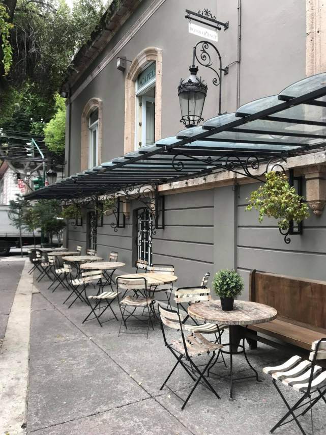 breakfast fachada sillas mesas