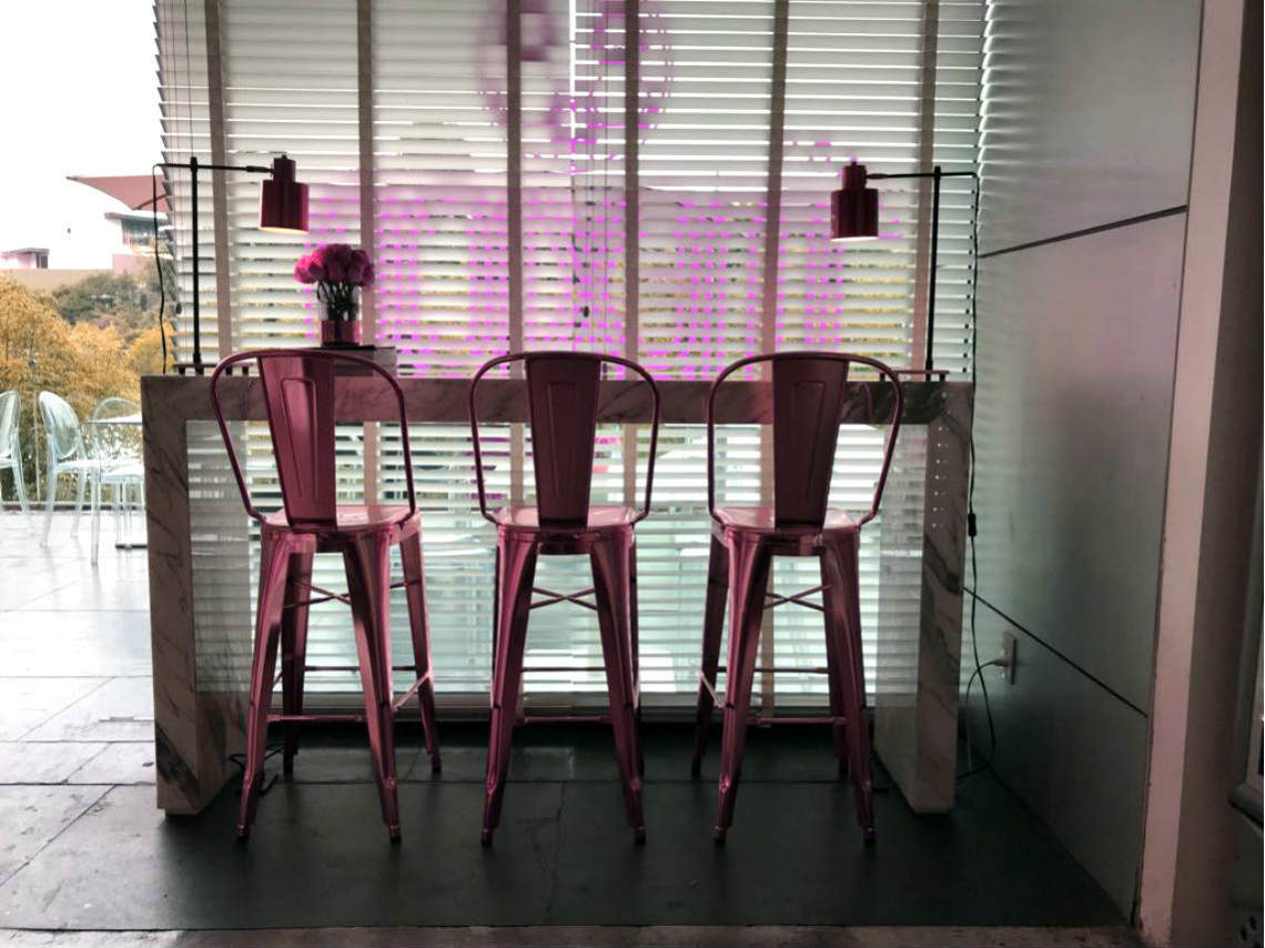 cafeterias-cool-en-cdmx-sillas-rosas