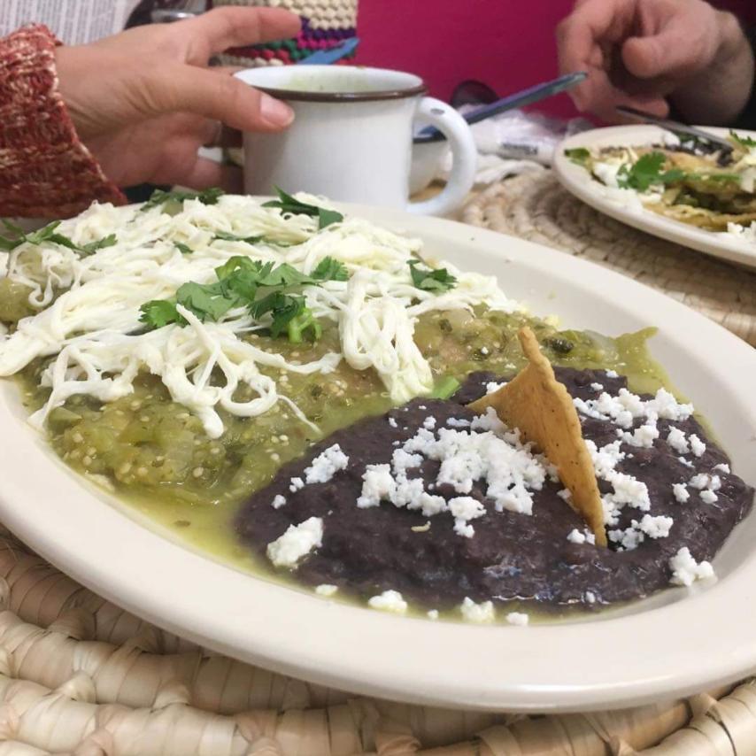 Antojios mexicanos de tortilla y frijol