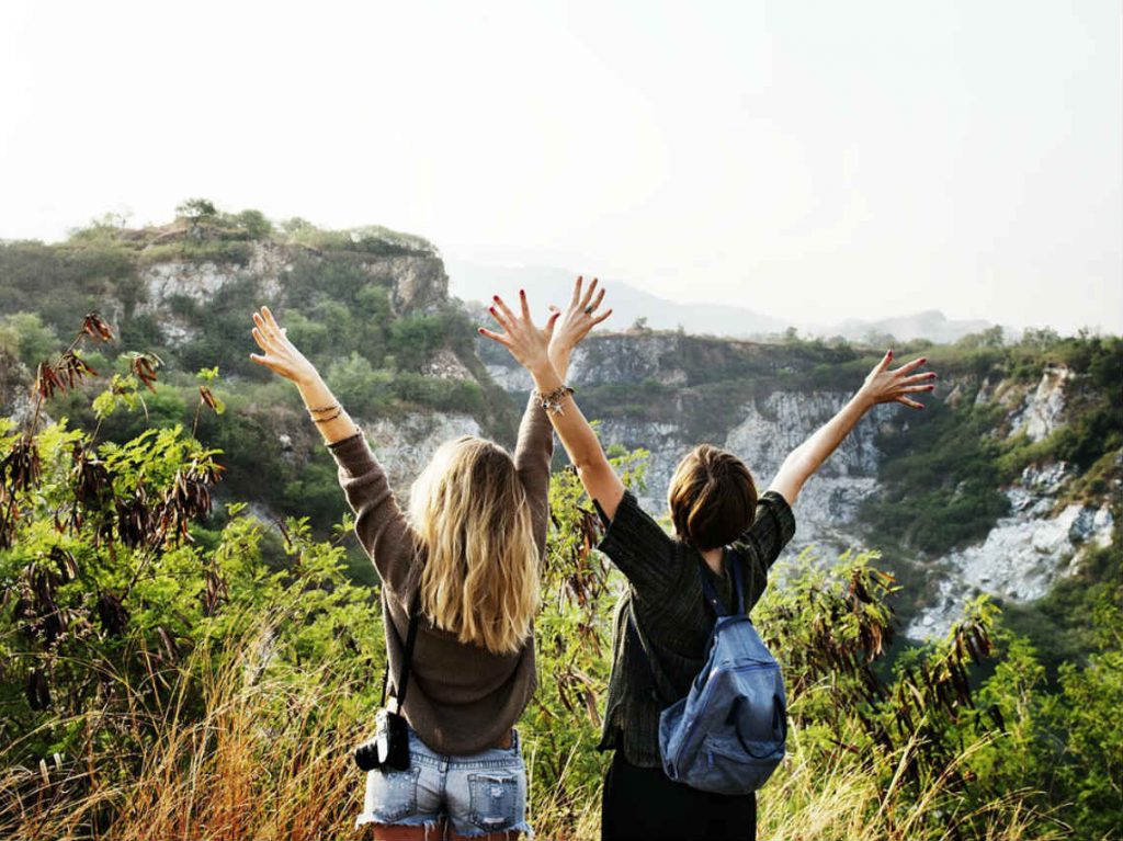 Dónde ir de viaje con tu mejor amiga foto hermanas