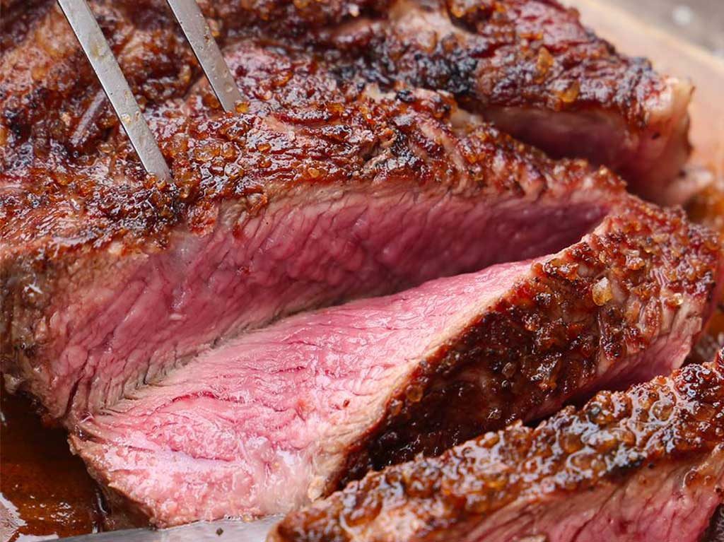 Cortes de carne, vino y flores: ¡la mejor cena para San Valentín!