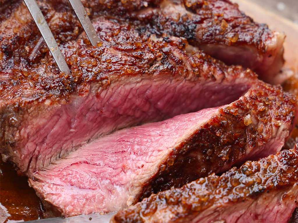 Cortes de carne, vino y flores: ¡la mejor cena para San Valentín!