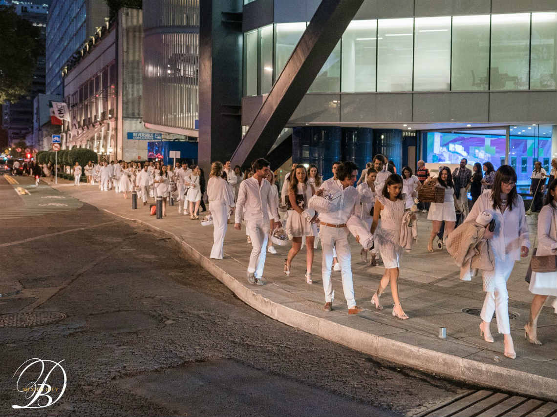 Le Dîner en Blanc 2019 camino a la cena