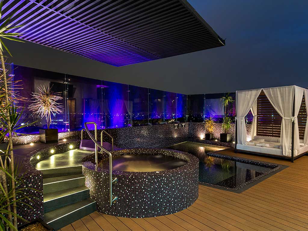 V-Motel-Boutique-amor-pasion-y-pool-party-para-celebrar-San-Valentin