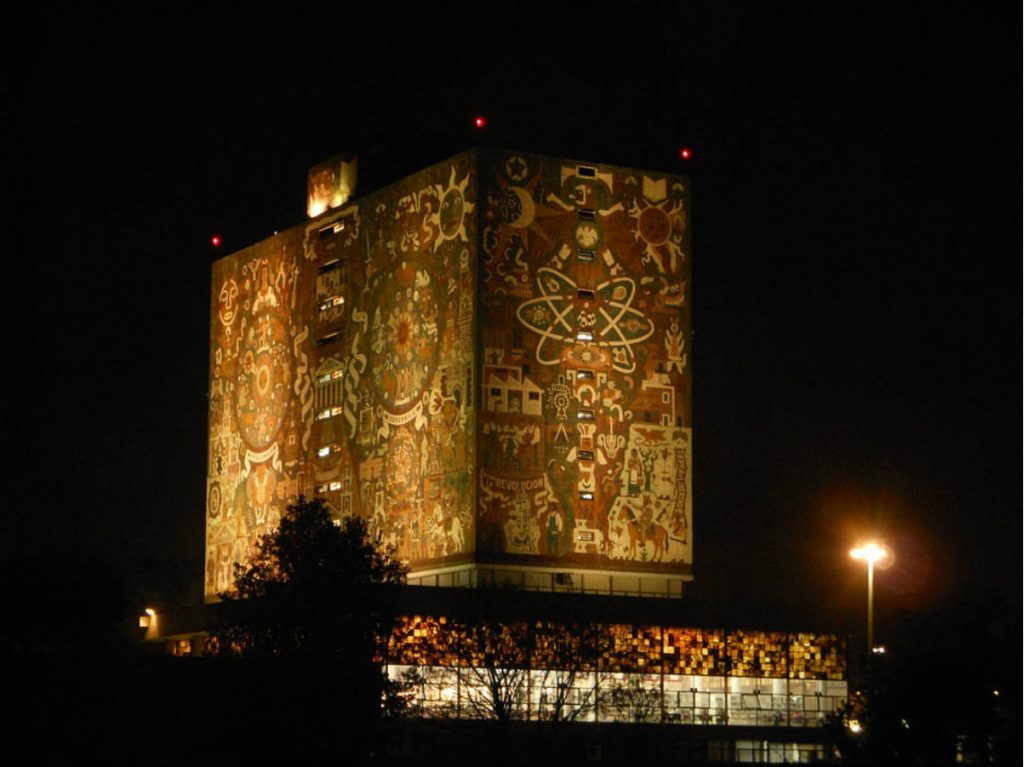 Recorre Ciudad Universitaria rectoria de noche