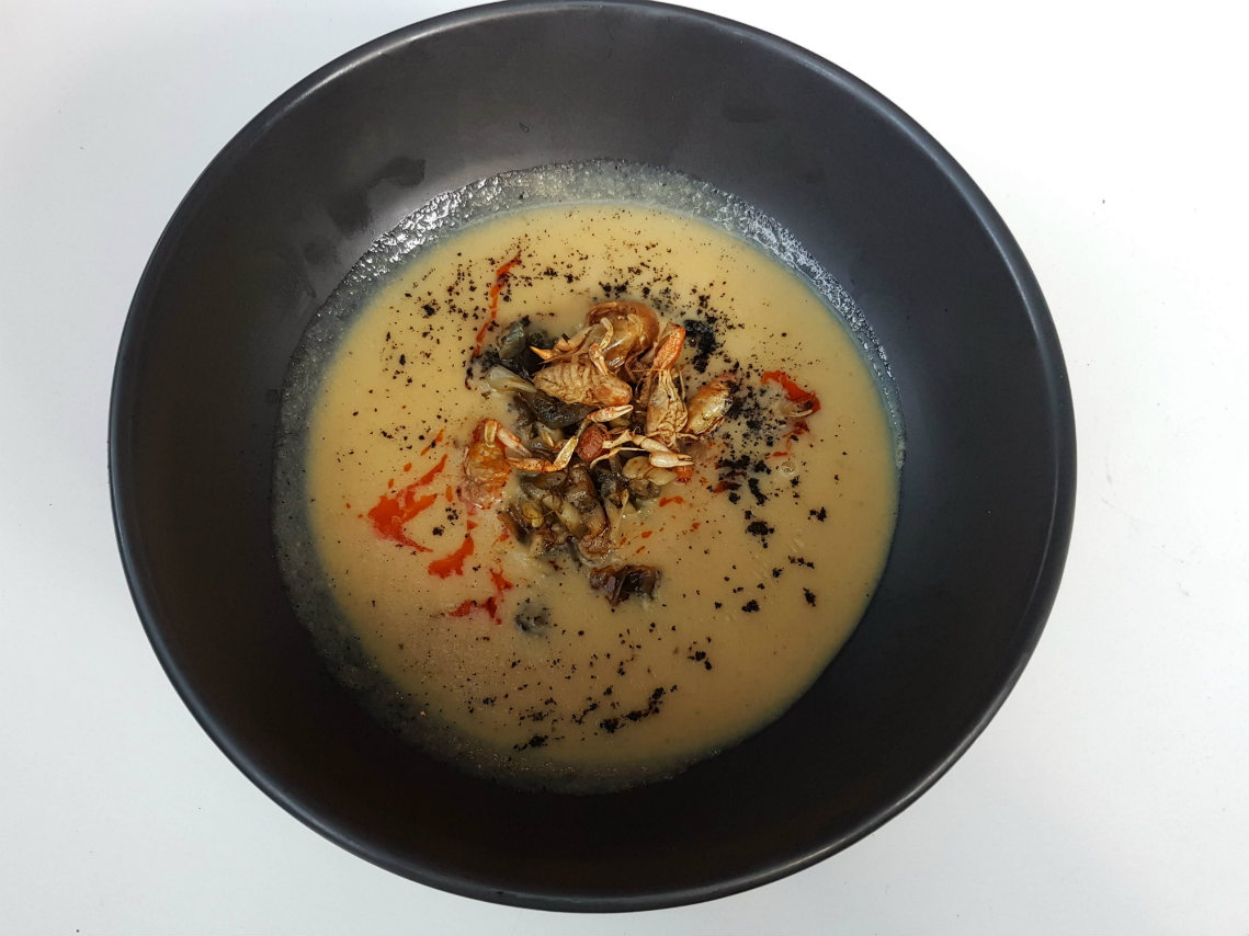 Sopa de maíz con acociles